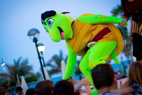 una mesa de juegos con un mural de piratas en la pared