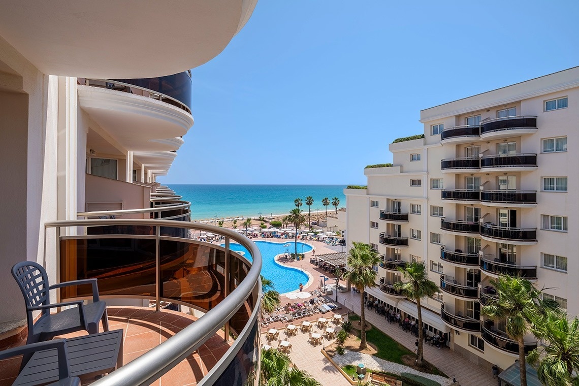 una vista del océano desde el balcón de un hotel