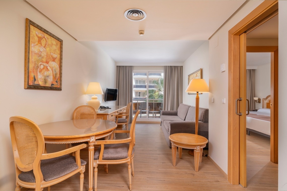 una habitación de hotel con dos camas y una mesa