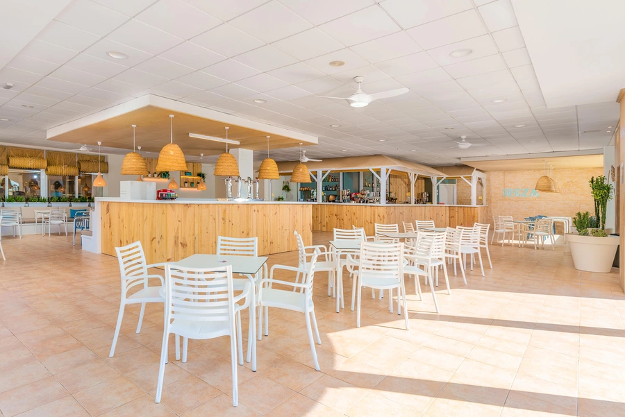Terraza de restaurante de hotel con mesas y sillas al aire libre, perfecta para ZT Hotel & Spa Peñíscola Plaza Suites SUP y relajarse.