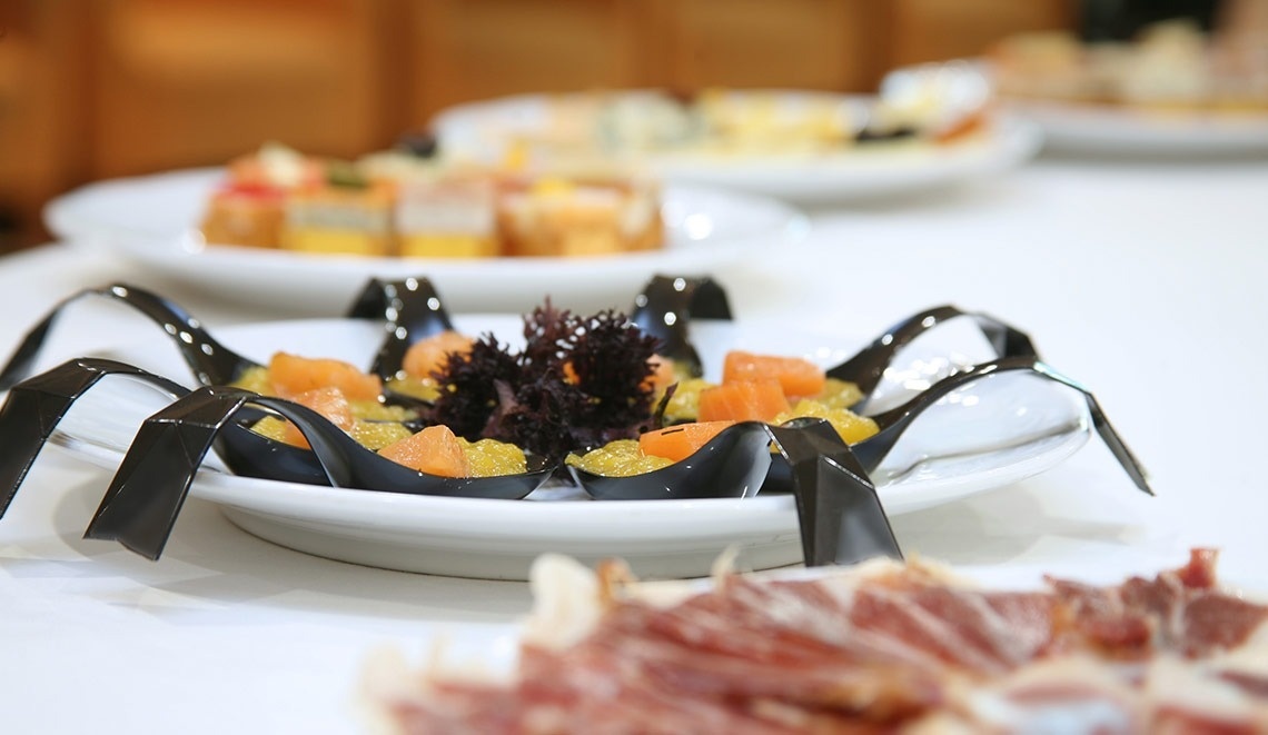 un plato de comida con cucharas en forma de araña