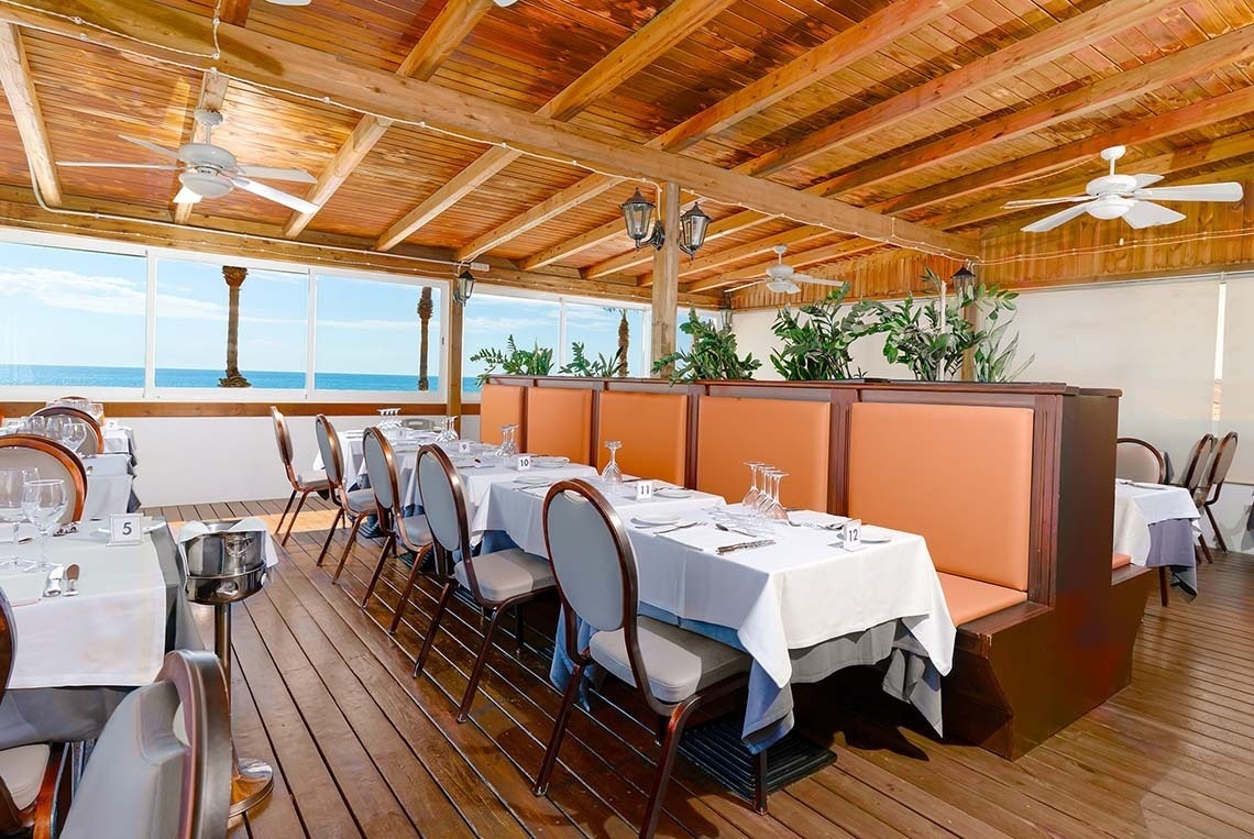 un buffet en un restaurante con una pantalla que muestra la temperatura