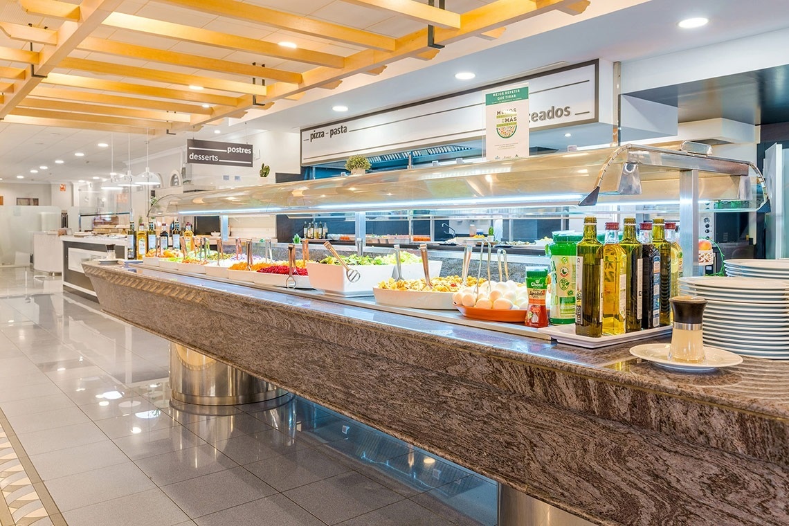 un mostrador de comida en un restaurante con un letrero que dice ensaladas