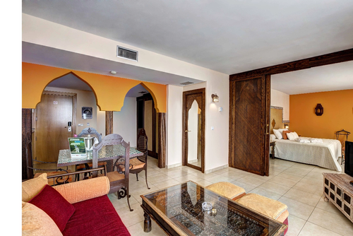 una mujer flota en un colchón en una piscina