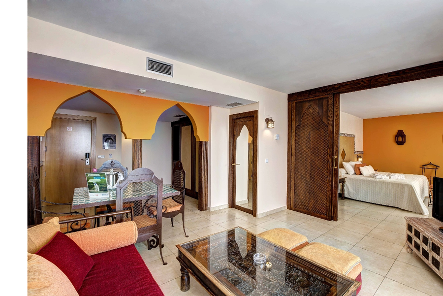 una mujer flota en un colchón en una piscina