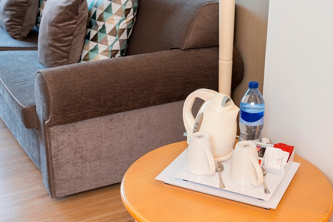 una mesa de madera con tazas y una botella de agua