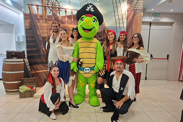 ¡Disfruta la coreografía pirata en ZT: Peniscola Plaza Suites! Diversión asegurada.