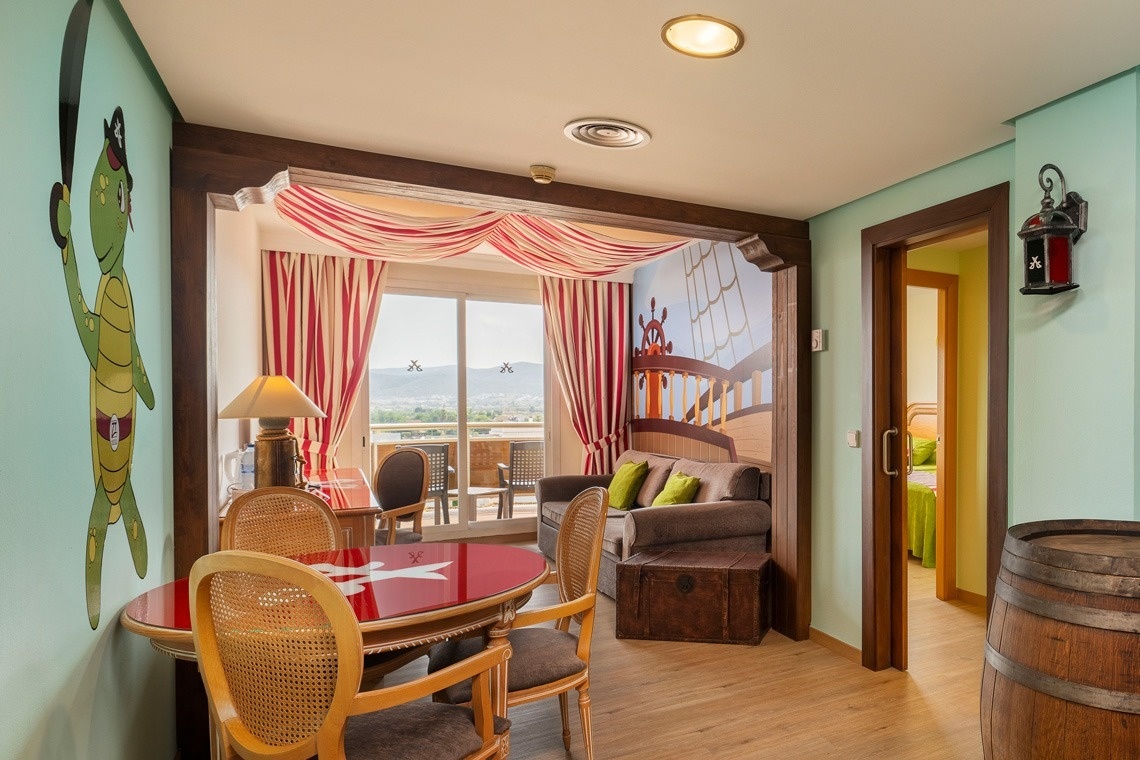 una habitación de hotel con dos camas y una mesa