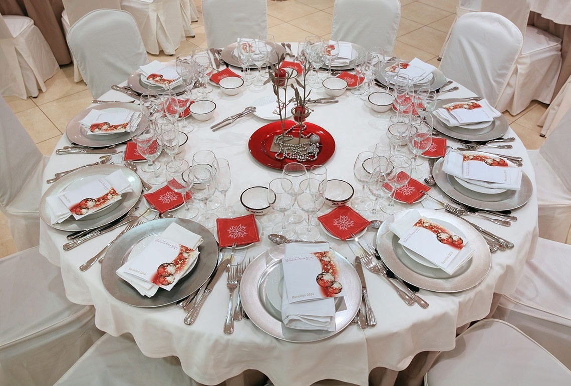 una mesa redonda está decorada para una cena de navidad