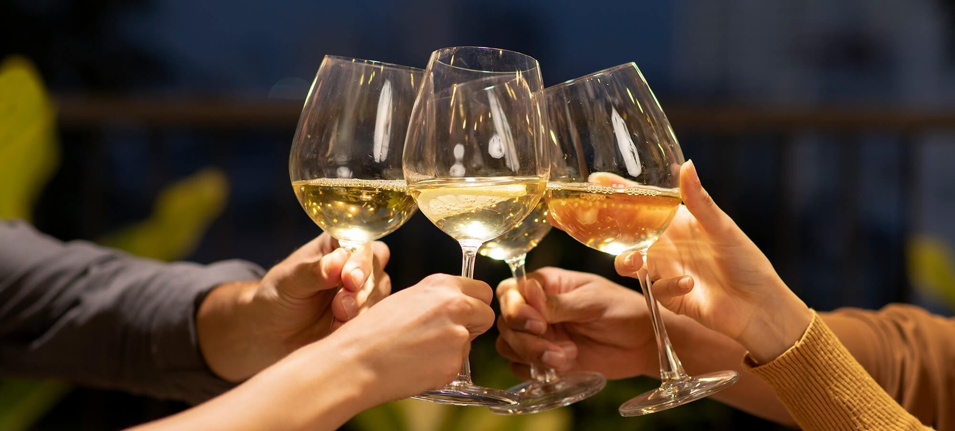 un buffet con platos y un letrero que dice postres