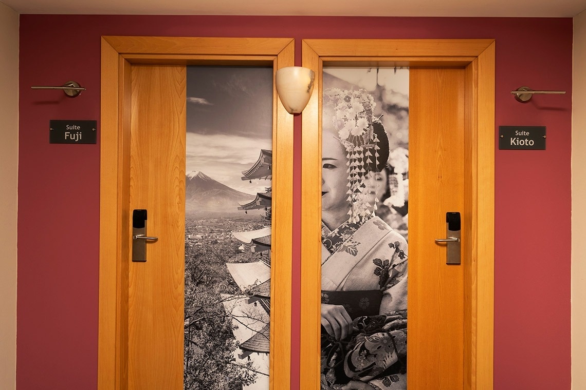 dos puertas con una imagen de una geisha y las palabras suite fuji y suite kioto