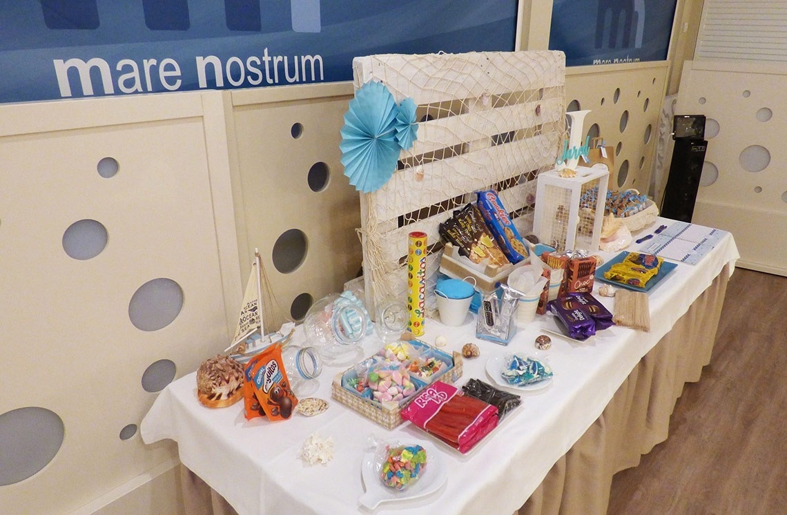 una mesa llena de dulces y un letrero que dice mare nostrum