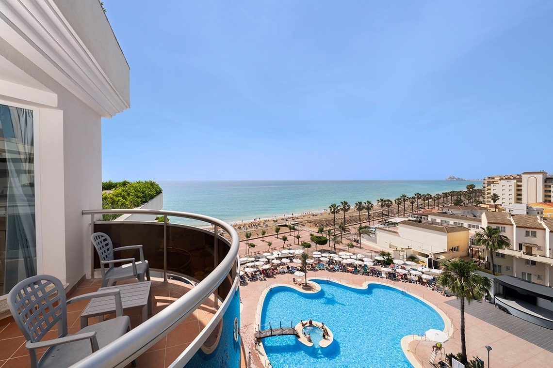 una vista de la playa y la piscina desde un balcón