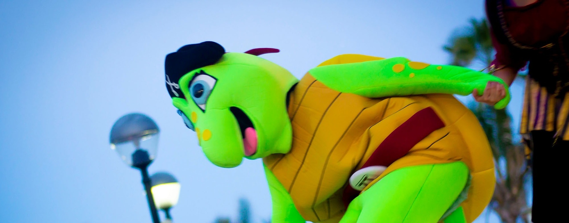 un buffet con platos y un letrero que dice postres