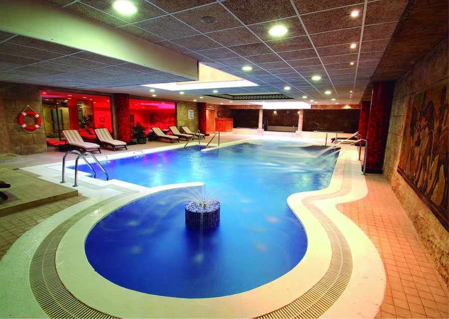 un chef prepara comida en un restaurante con mesas y sillas