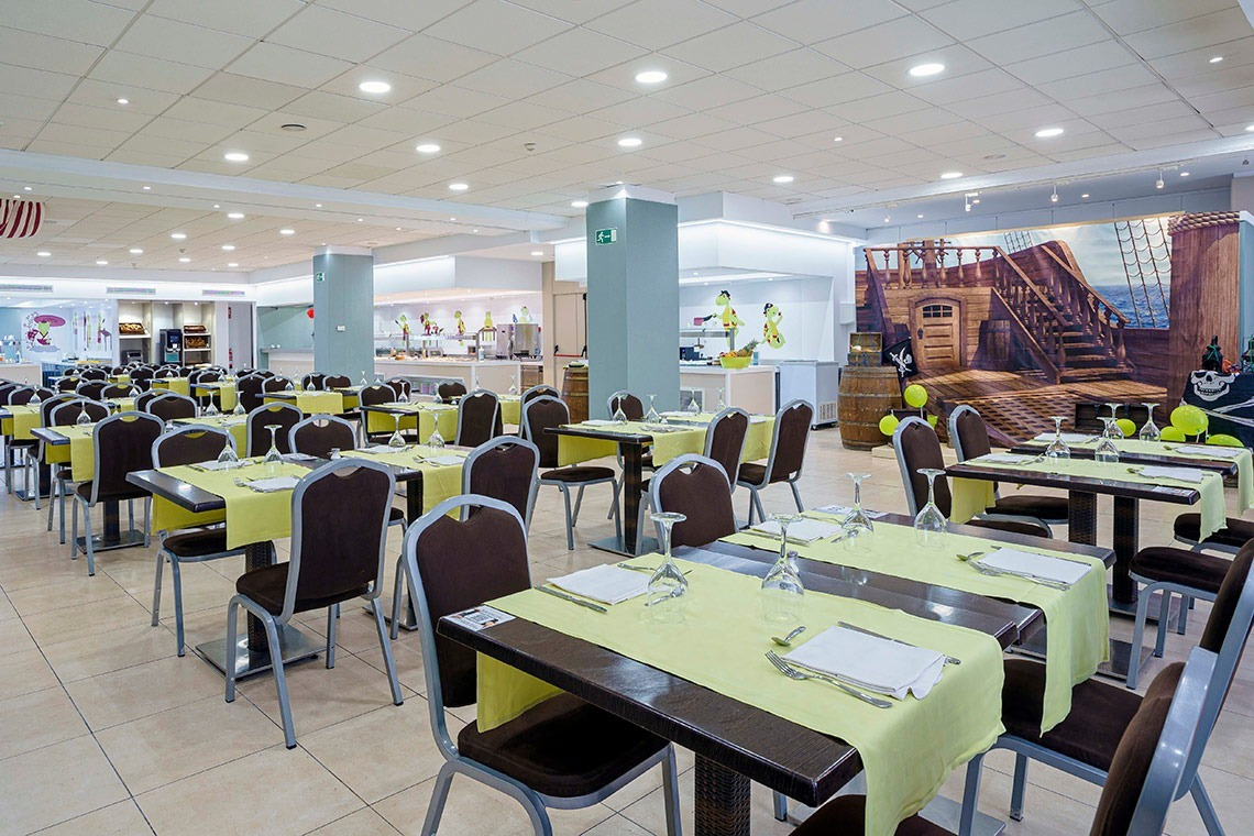 Piraten-Themenrestaurant im ZT: Peniscola Plaza Suites, bereit für Gäste.