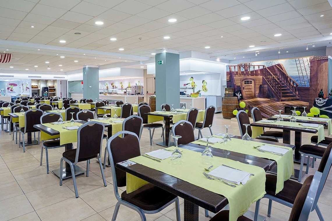 tres tacos con carne y verduras en un plato .