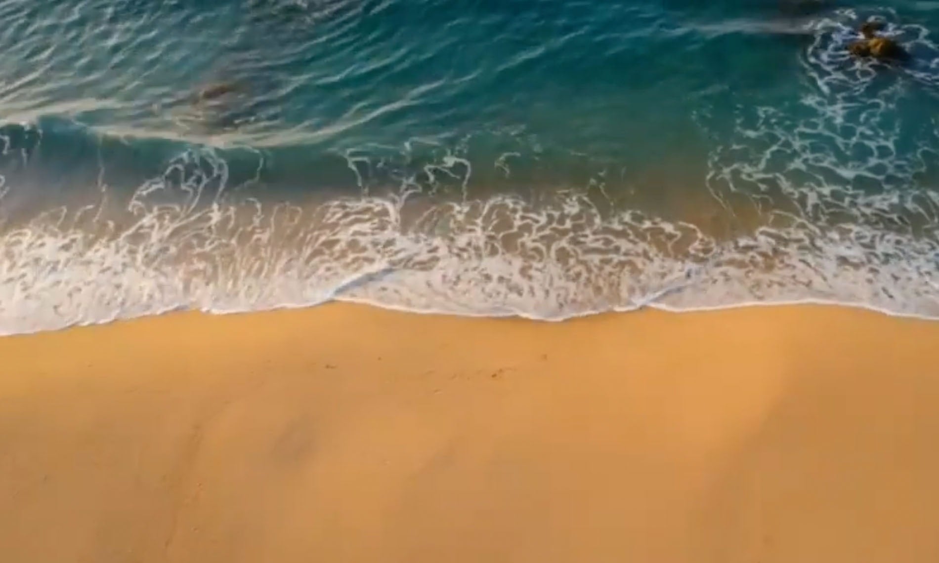 una habitación de hotel con una cama y una lámpara