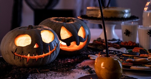 un cartel para halloween con calabazas y murciélagos