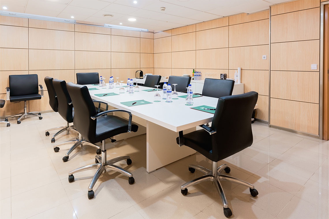 Sala de conferencias ZT: Peniscola Plaza Suites, equipada con mesa y sillas.
