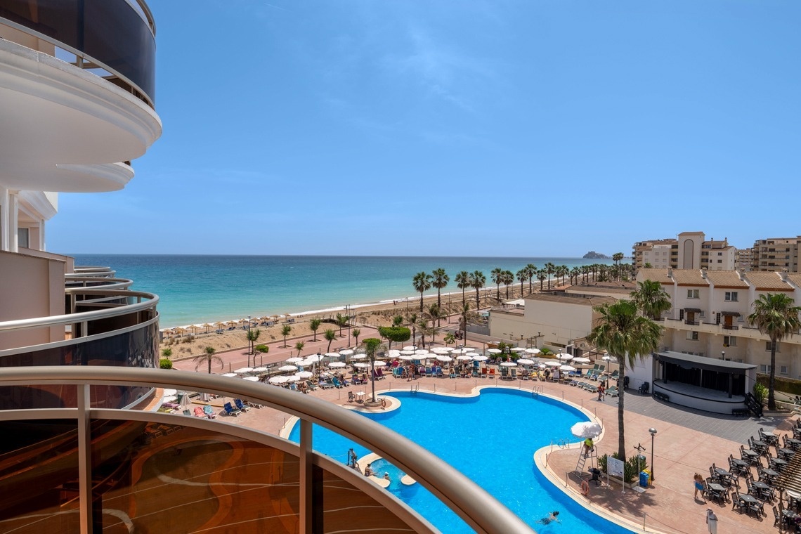 una habitación de hotel con dos camas y una mesa