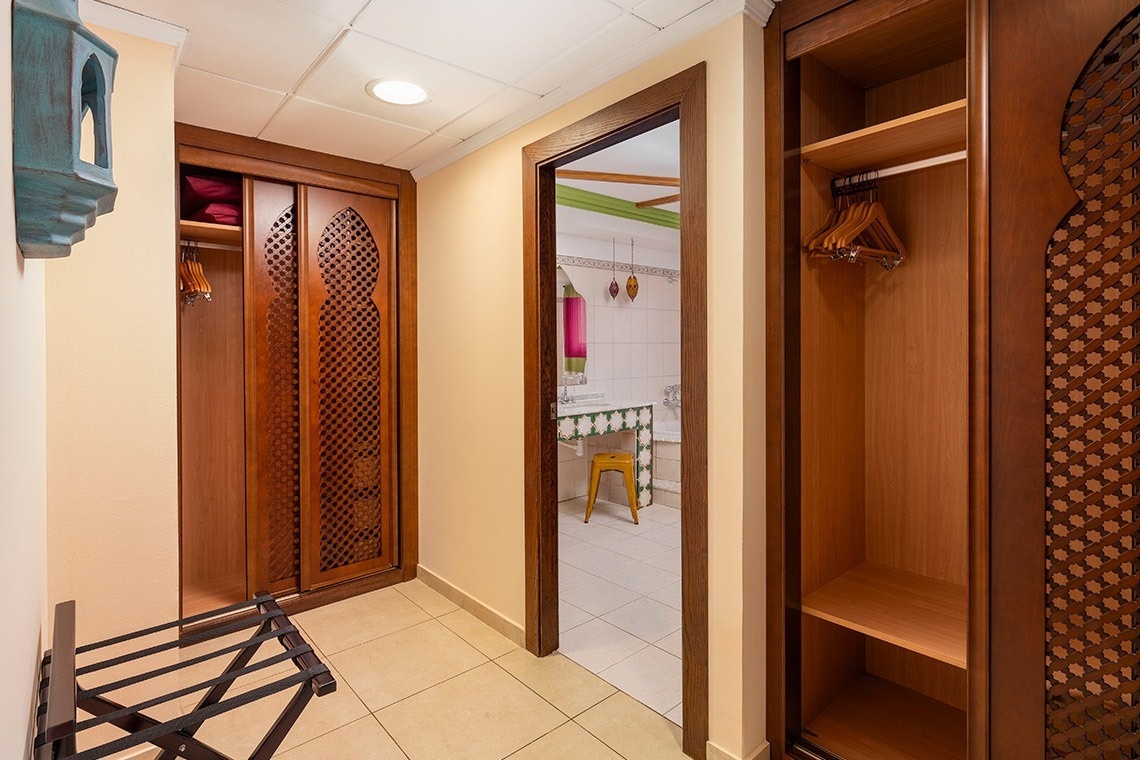 un pasillo que conduce a un baño y un armario