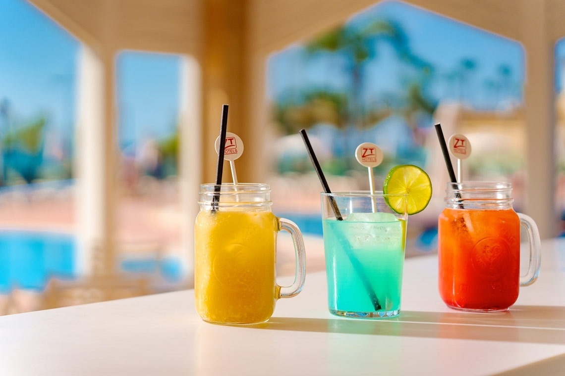 un restaurante con mesas y sillas y estatuas de buda