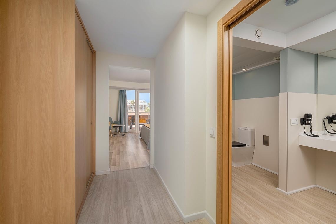 un pasillo que conduce a una habitación y un baño