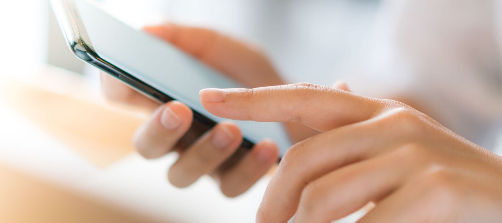 un primer plano de una persona usando un teléfono inteligente