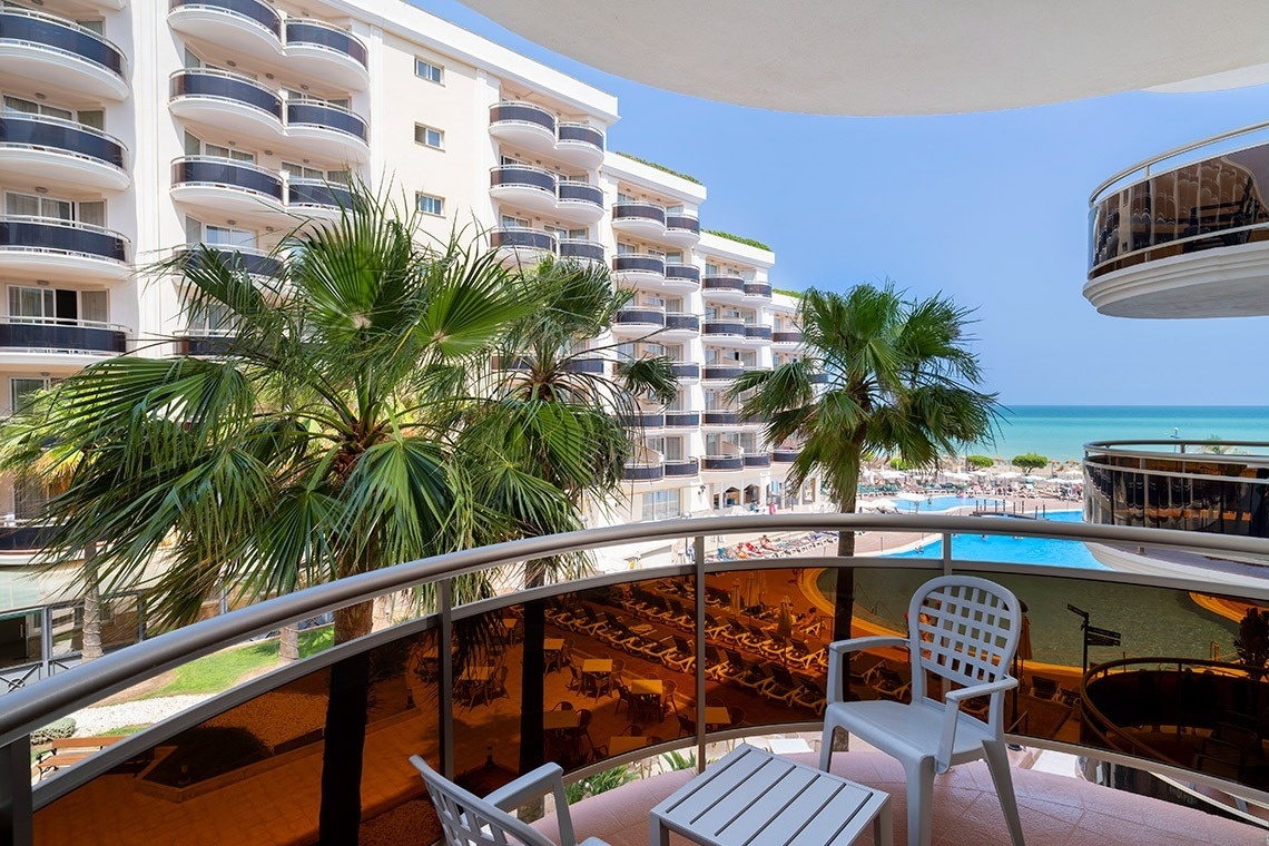 una vista del océano desde un balcón de un hotel