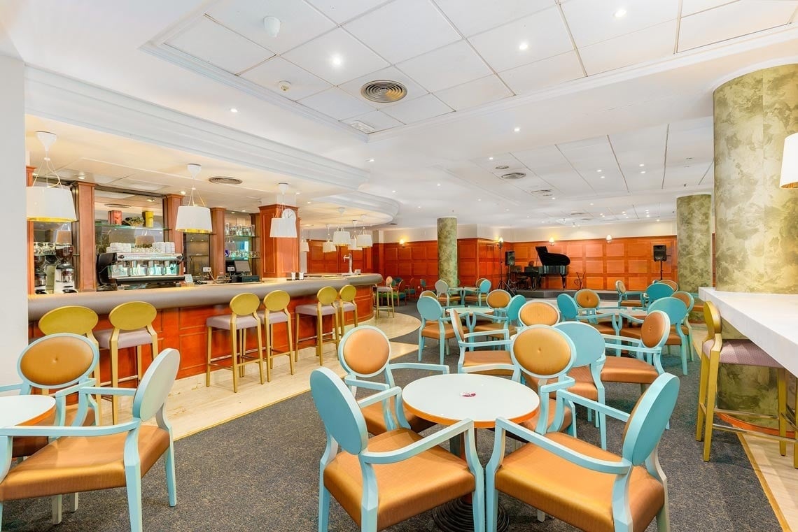 tres tacos con carne y verduras en un plato .