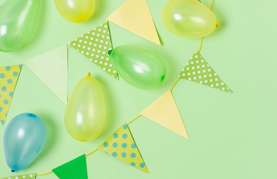 una invitación para una fiesta de cumpleaños con tazas a rayas azules y blancas