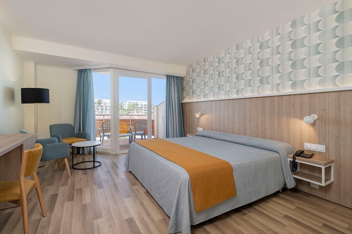 una habitación de hotel con una cama y una televisión