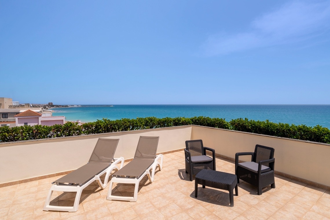 una habitación de hotel con dos camas y una mesa