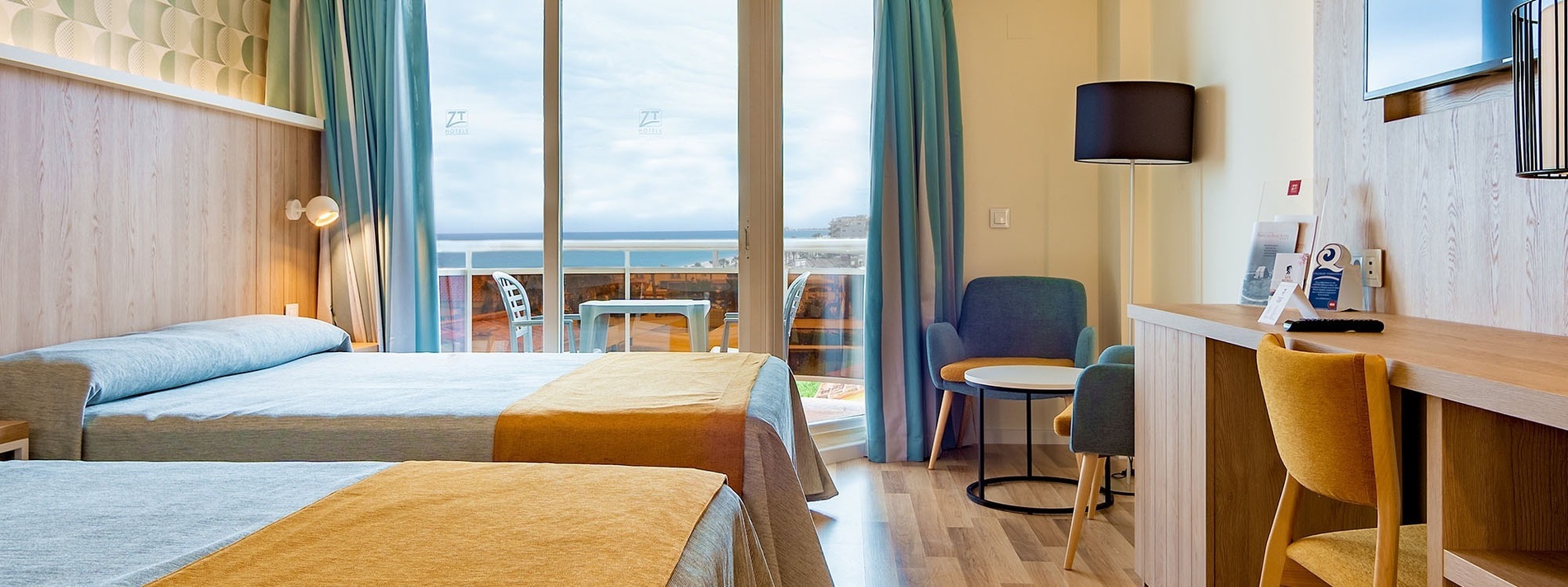 una habitación de hotel con dos camas y una mesa