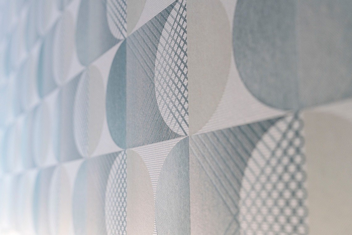 un primer plano de un patrón geométrico en una pared