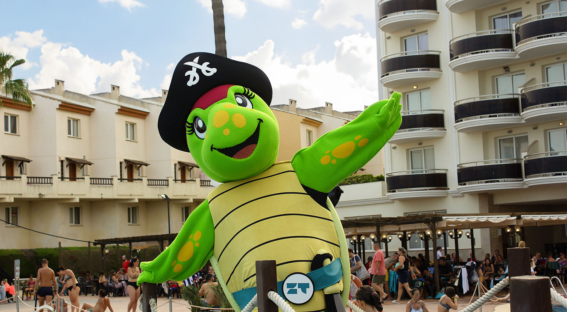Conoce a Zetty, la mascota del hotel y spa Peñíscola Plaza Suites, parte de ZT Hotels.