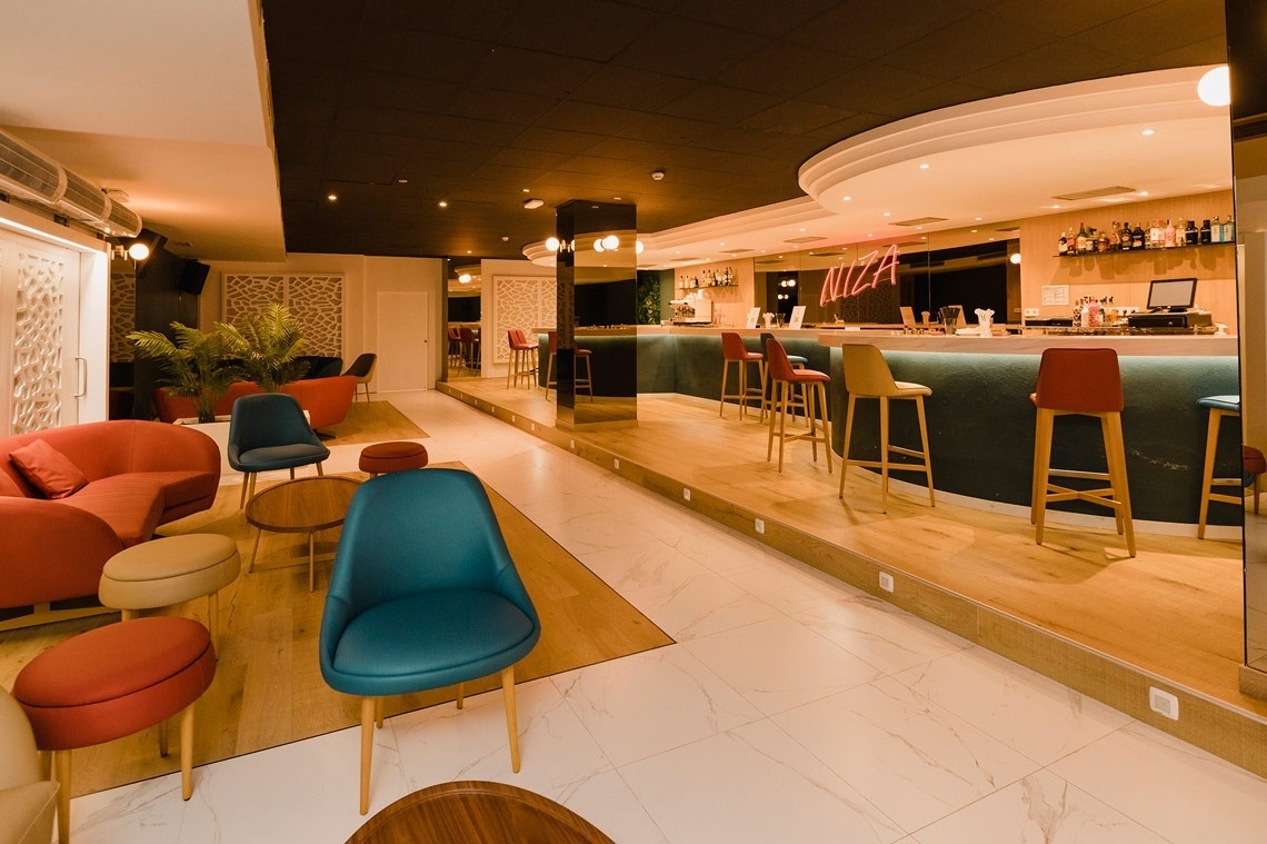 tres tacos con carne y verduras en un plato .