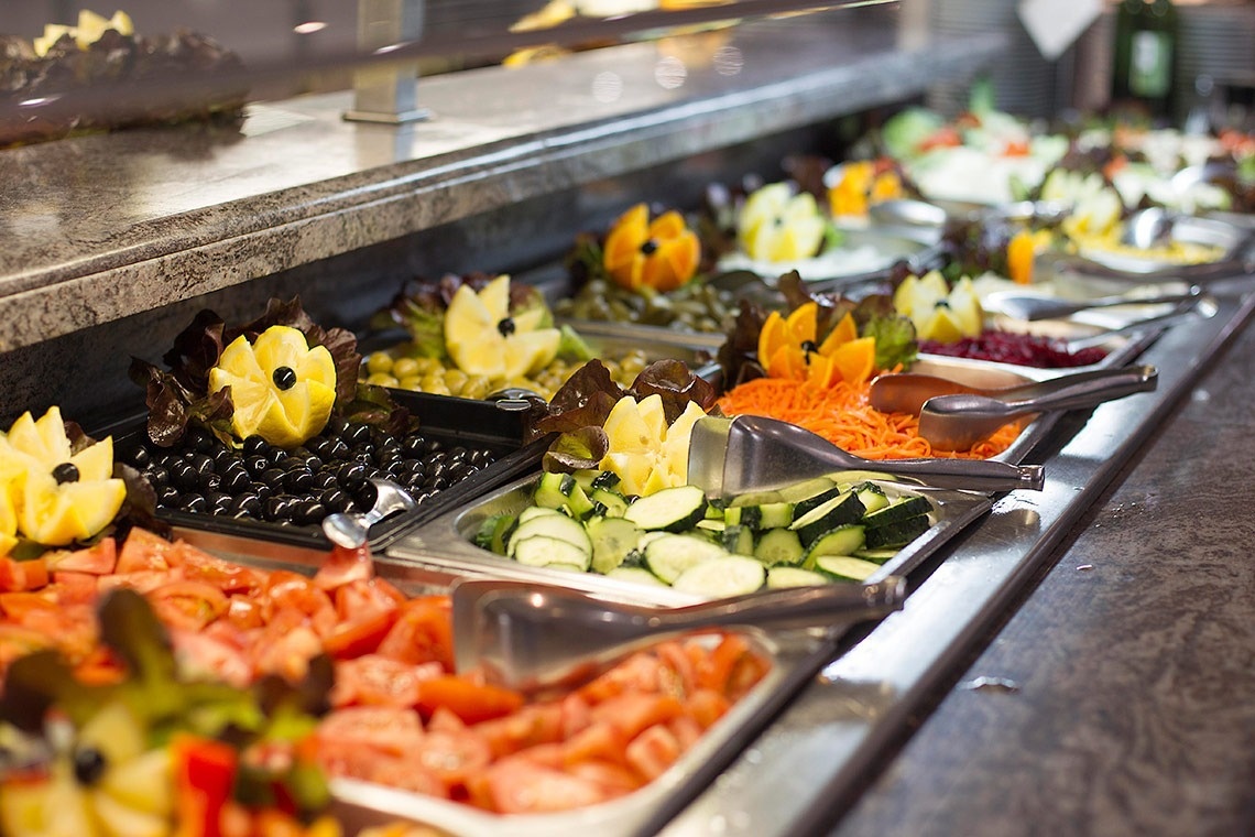 un buffet lleno de verduras frescas y frutas