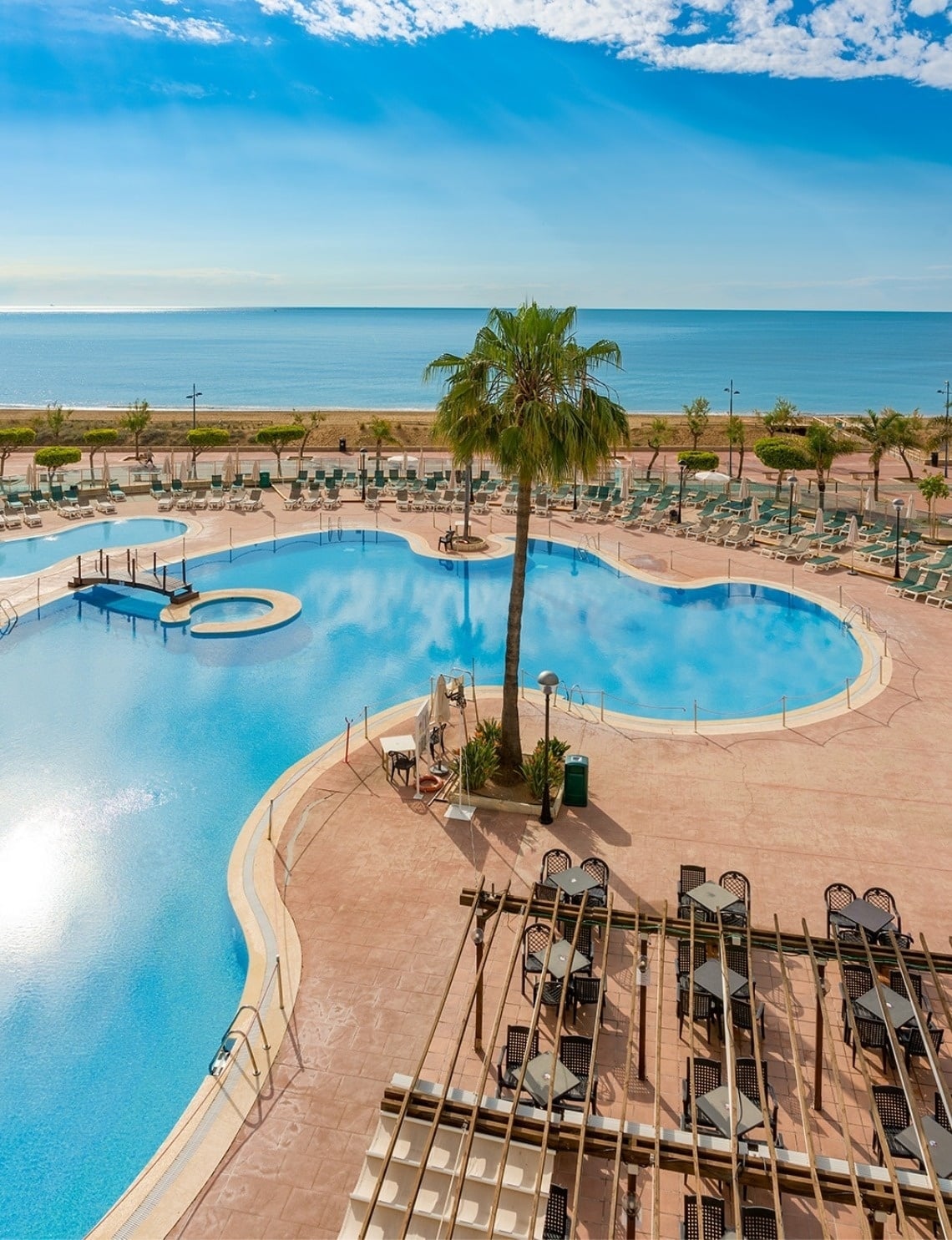 un edificio blanco y verde con la palabra kent en la parte delantera