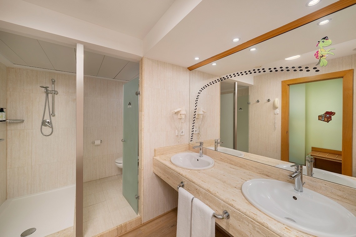 un baño con dos lavabos y una ducha