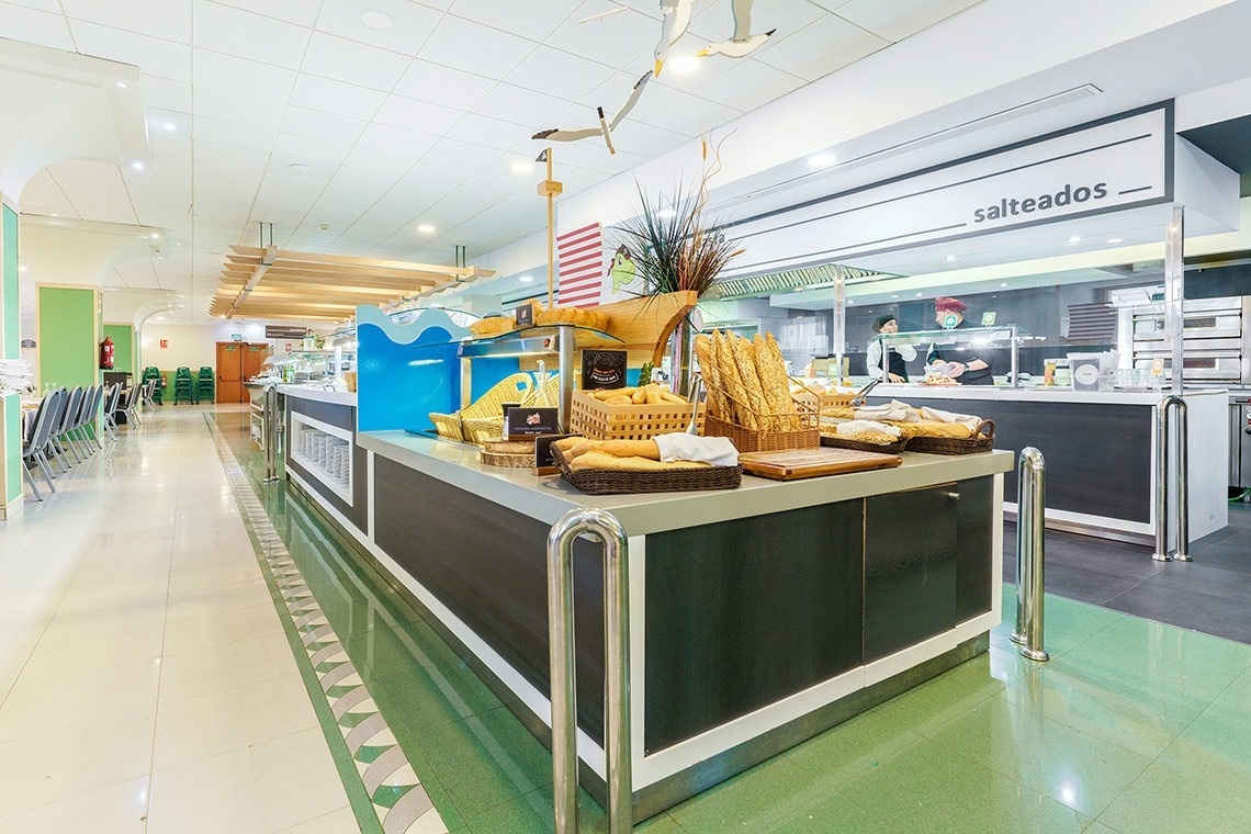 un mostrador de comida en un restaurante con la palabra salteados encima