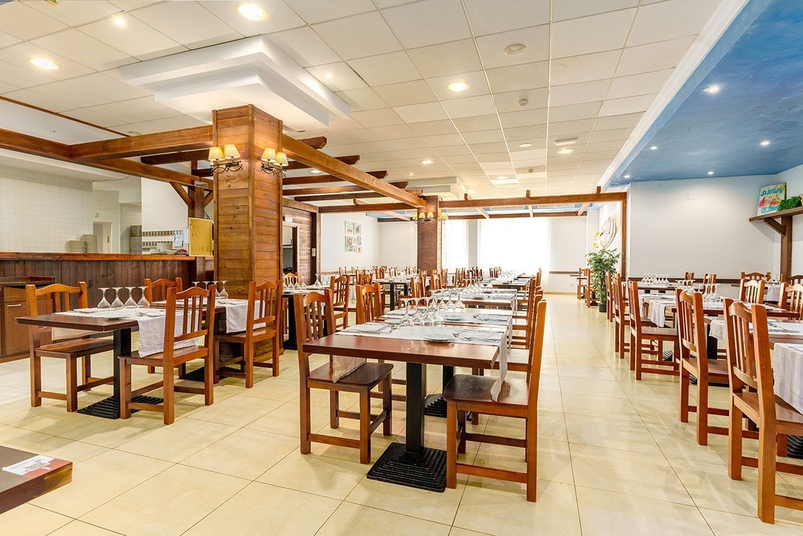 tres tacos con carne y verduras en un plato .