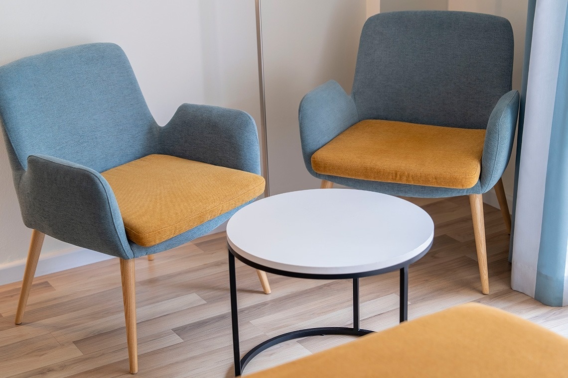 una habitación con una cama y una mesa y sillas