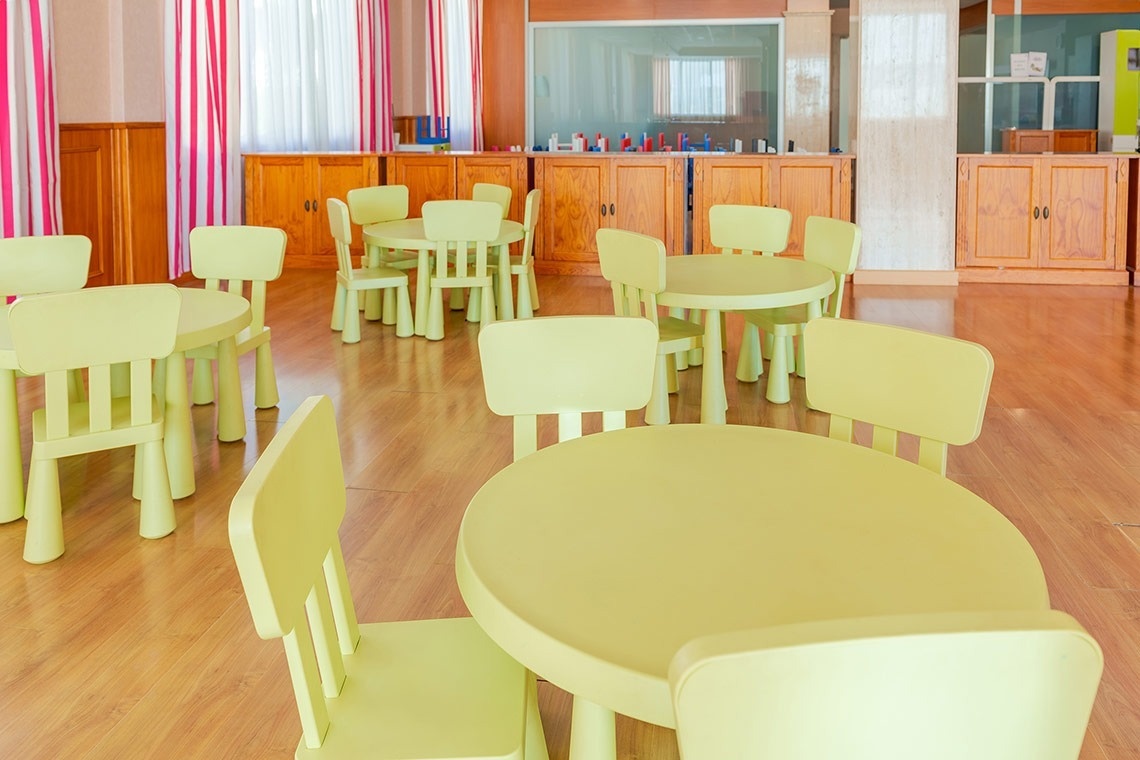 una habitación llena de mesas y sillas amarillas