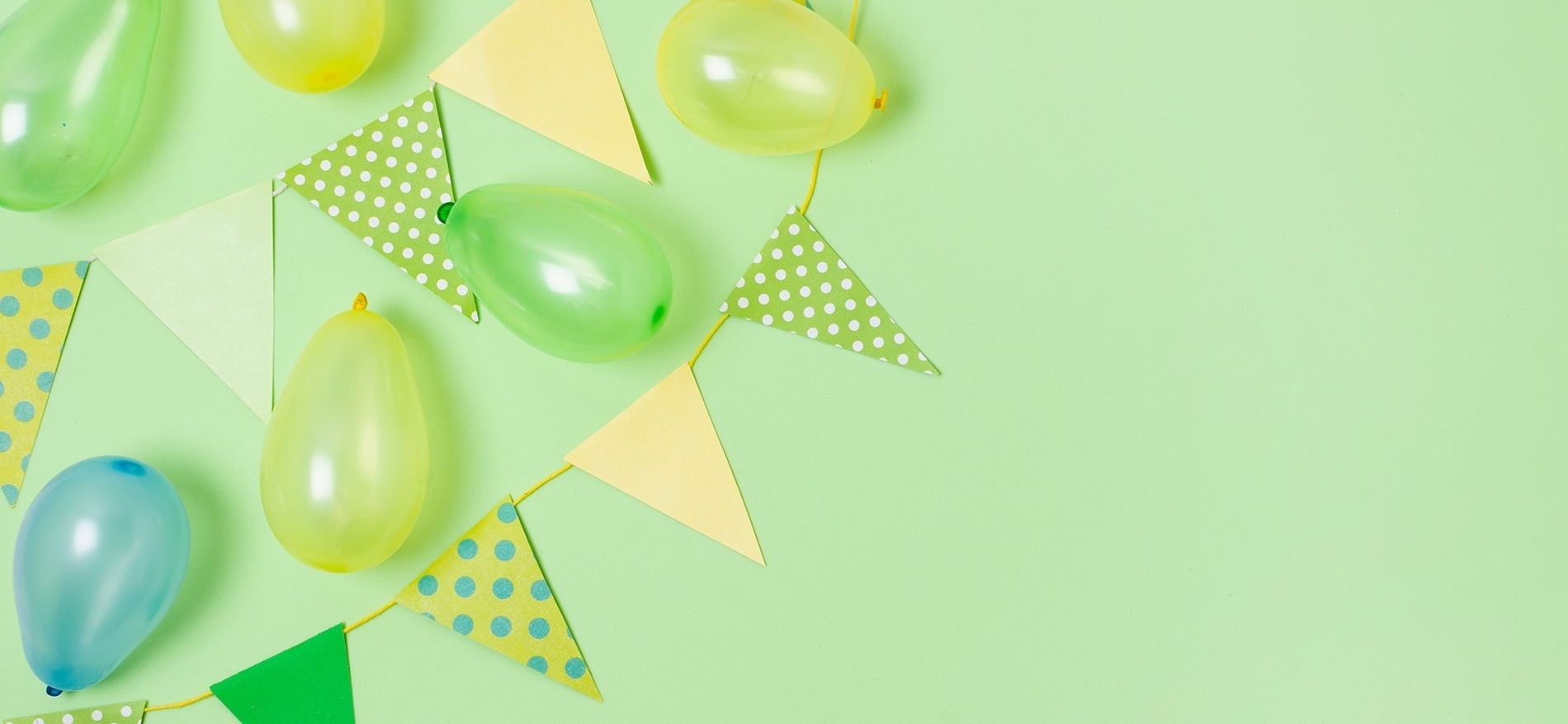 un buffet con platos y un letrero que dice postres