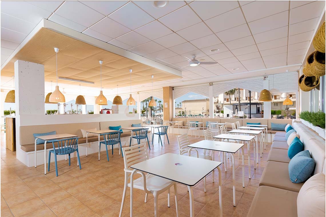Disfruta de cócteles junto a la piscina en ZT: Peniscola Plaza Suites.