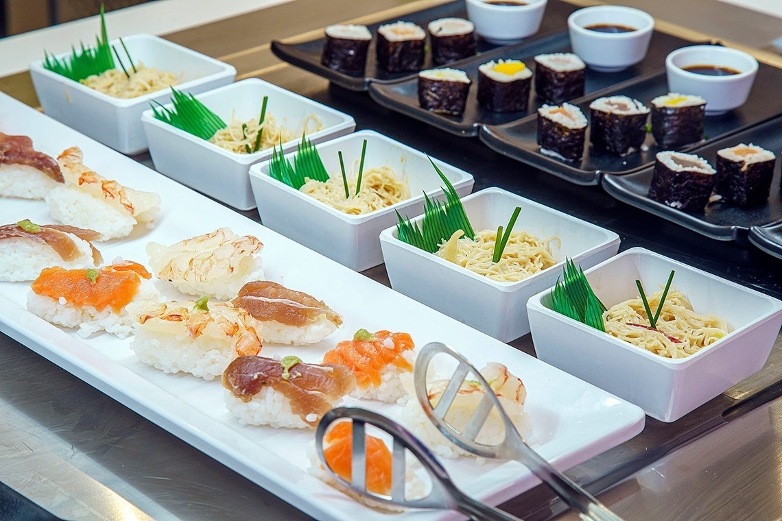 varios platos de sushi y fideos sobre una mesa