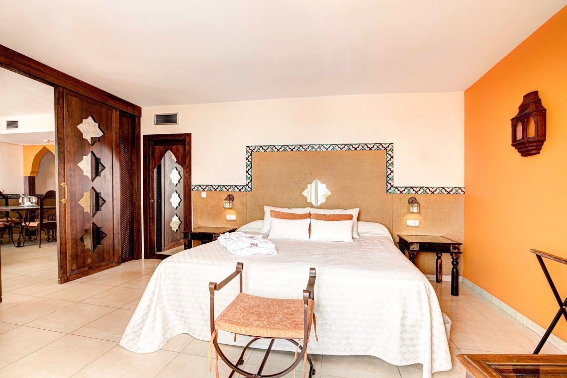 una habitación con una cama y dos mesitas de noche