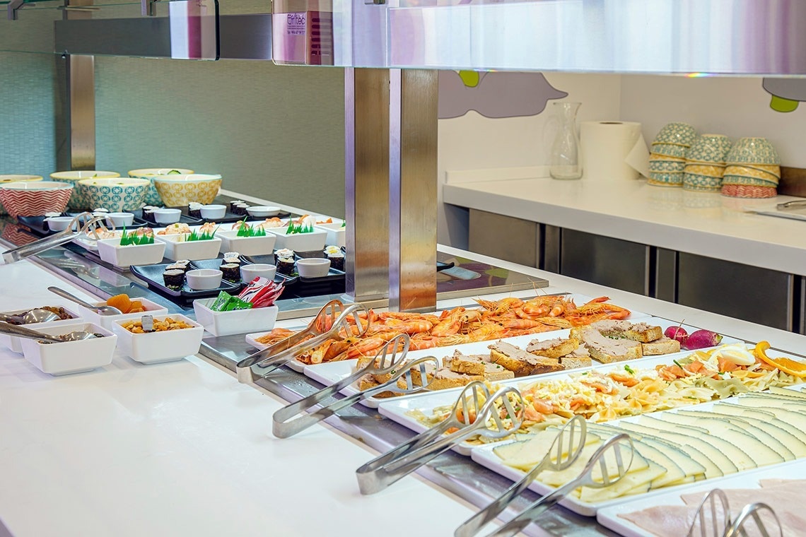 un buffet lleno de platos de comida y utensilios de cocina